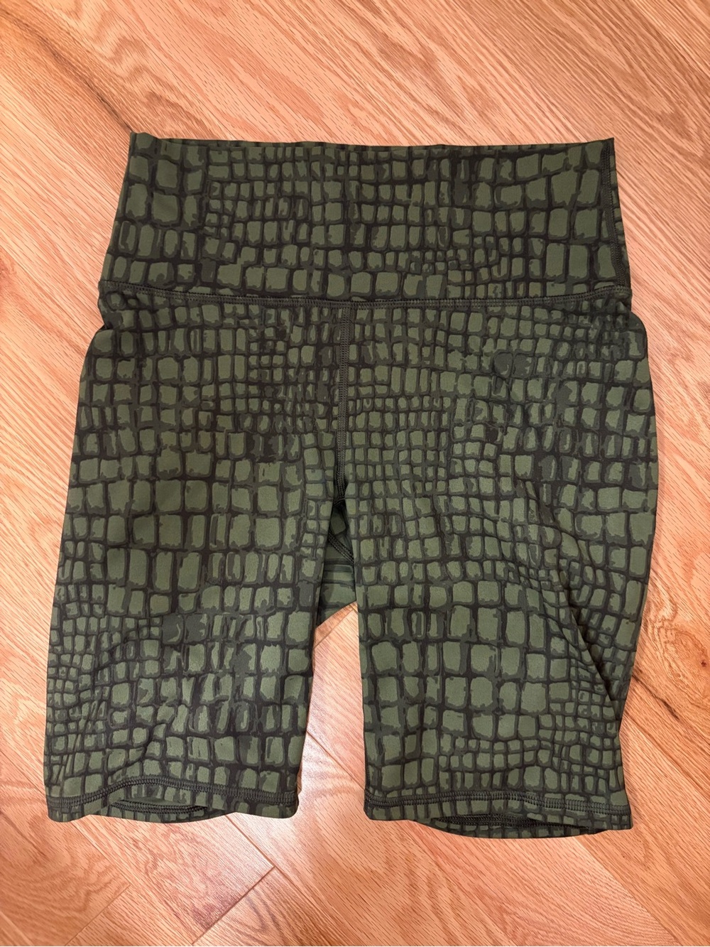 Fabletics 🐊 Olive Green Croc-Print High-Waist Bike Shorts - US Small (no tag)